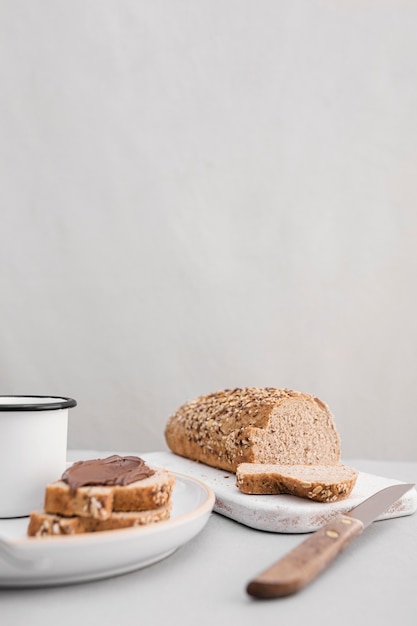 Photo gratuite arrangement de pain et de tasse