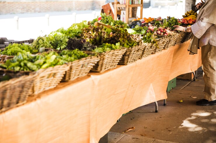 Photo gratuit arrangement d&#39;un panier de légumes dans une rangée au marché de rue local
