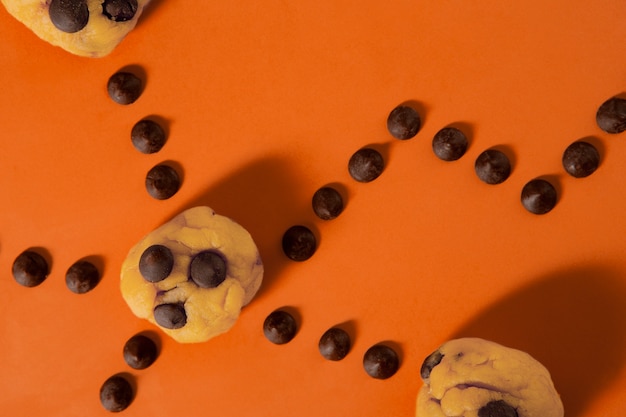 Photo gratuite arrangement de pâte à biscuits aux pépites de chocolat