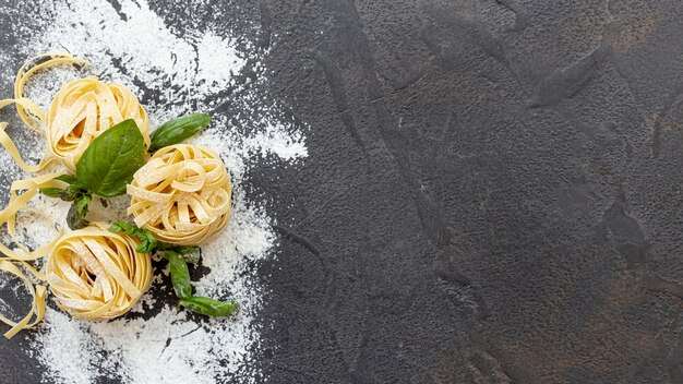 Arrangement de pâtes à plat avec espace de copie