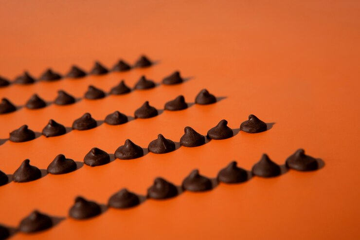 Photo gratuit arrangement de pépites de chocolat à angle élevé