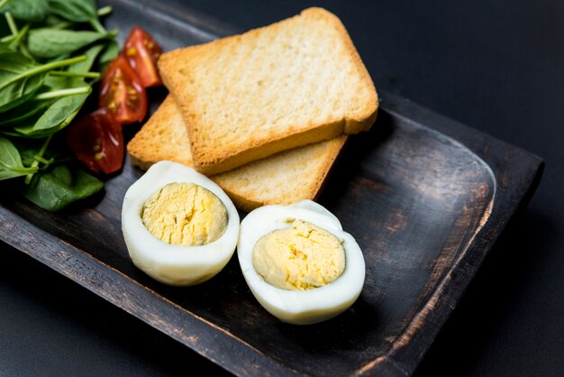 Arrangement de petit-déjeuner délicieux à angle élevé