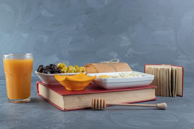 Arrangement de petit-déjeuner et de livres sur table en marbre.