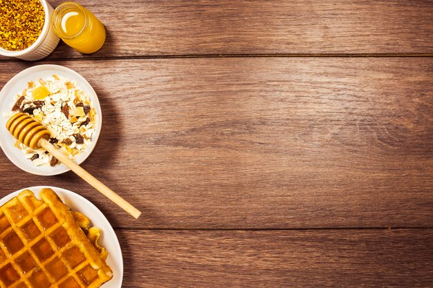 Arrangement de petit déjeuner sain sur un bureau en bois