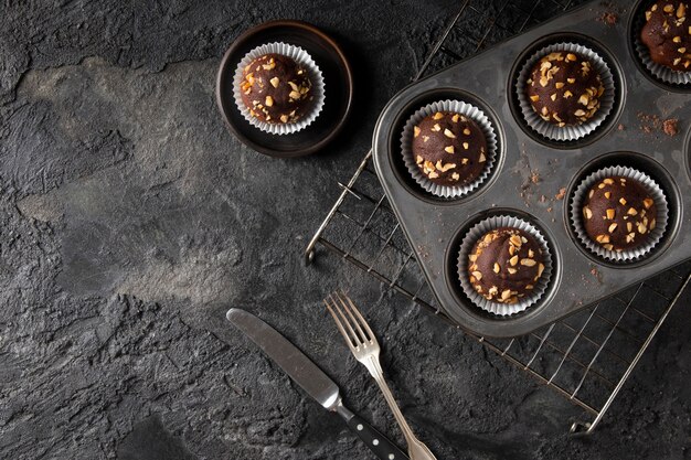 Arrangement de petits gâteaux au chocolat avec espace copie