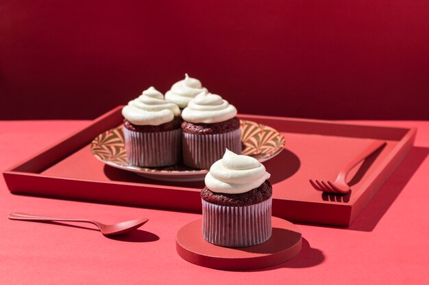 Arrangement de petits gâteaux sur plateau