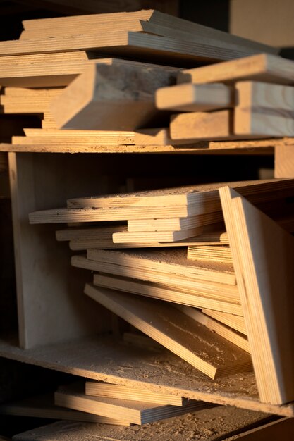 Arrangement de pièces de bois en atelier