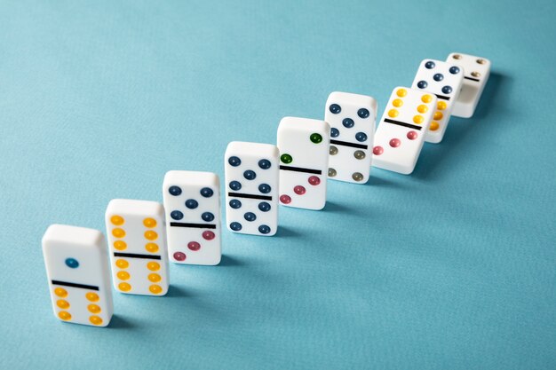 Arrangement de pièces de dominos à angle élevé