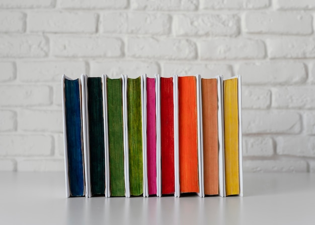 Arrangement de pile de livres arc-en-ciel