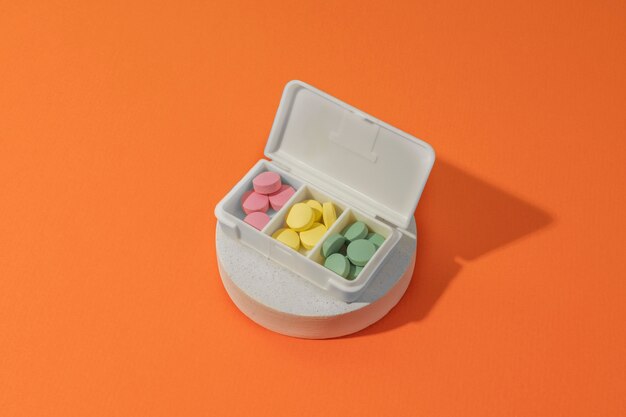 Arrangement de pilules colorées à angle élevé