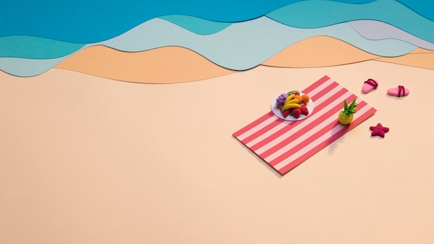 Photo gratuite arrangement de plage d'été en papier