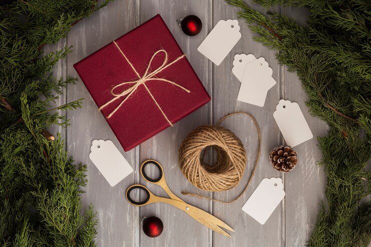 Photo gratuit arrangement plat avec arbre de noël et cadeau