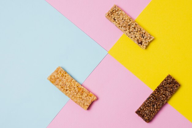 Arrangement à plat avec barres de céréales sucrées