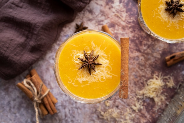 Arrangement à plat avec une boisson savoureuse et un bâton de cannelle