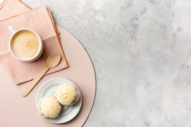 Arrangement plat avec café et gâteaux