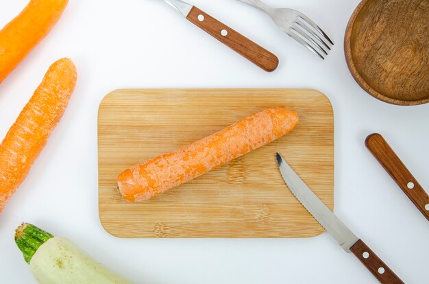 Arrangement de plat à la carotte sur une planche à découper