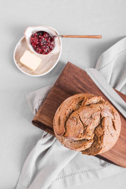 Arrangement plat de confiture et de pain