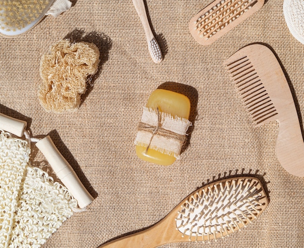 Arrangement à plat avec du savon, un peigne et des brosses