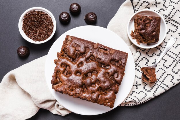 Arrangement à plat avec un gâteau au chocolat et des bonbons