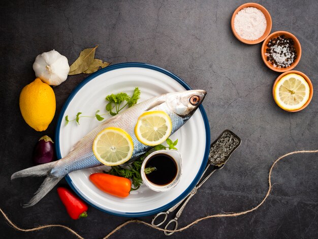 Arrangement à plat avec poisson et poivre