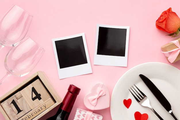 Arrangement plat pour le dîner de la Saint-Valentin sur fond rose