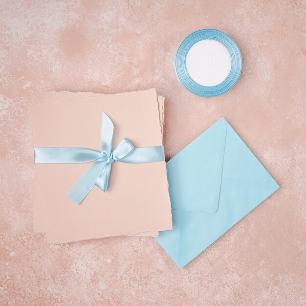 Arrangement à plat pour mariage avec enveloppes