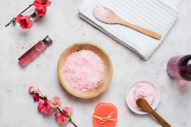 Arrangement à plat avec des produits de spa roses