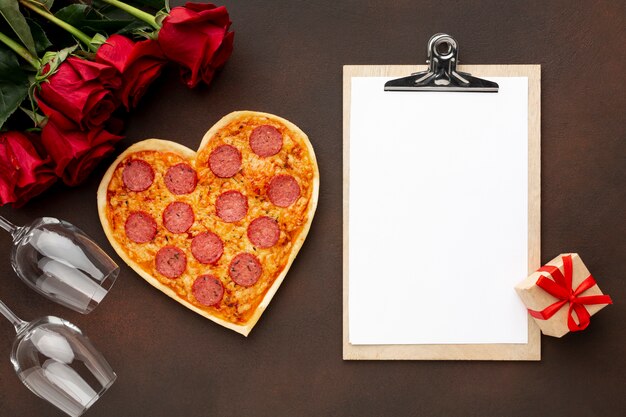 Photo gratuite arrangement plat de la saint-valentin avec presse-papiers vide