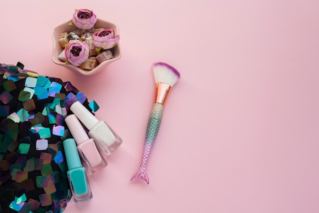 Arrangement à plat avec vernis à ongles et pinceau de maquillage