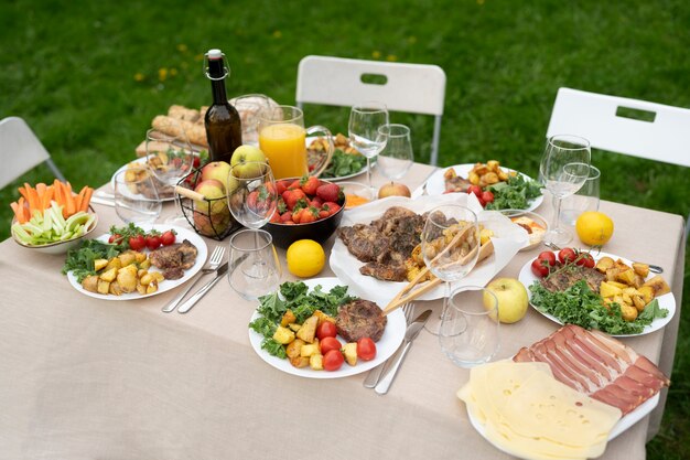 Arrangement de plats savoureux à angle élevé sur la table