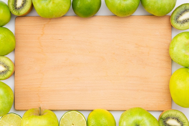 Arrangement de pommes et de kiwis