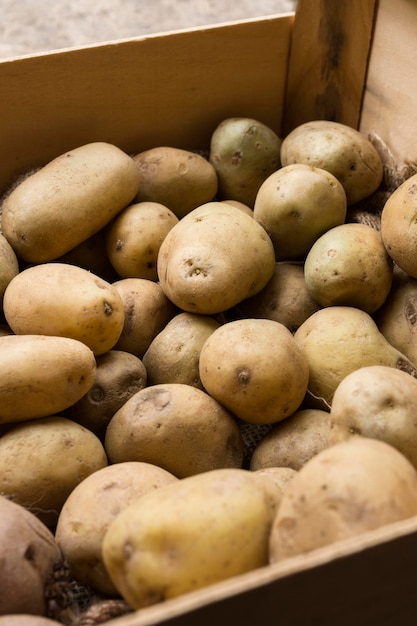 Photo gratuite arrangement de pommes de terre à angle élevé en boîte