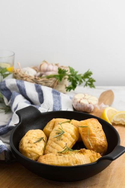 Arrangement avec pommes de terre cuites