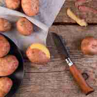 Photo gratuite arrangement de pommes de terre sur fond de bois