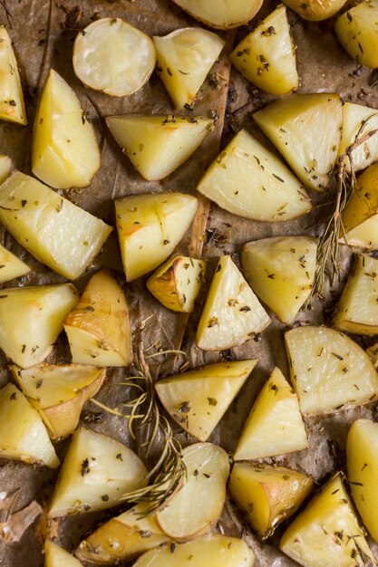 Arrangement de pommes de terre savoureuses à plat