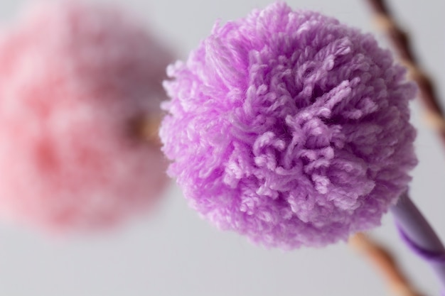 Photo gratuite arrangement de pompons colorés à angle élevé