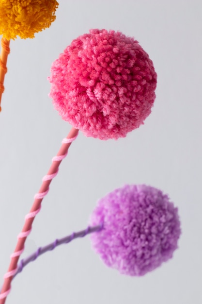 Arrangement de pompons colorés