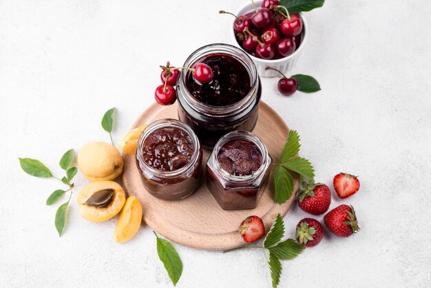 Arrangement de pots avec compote de fruits