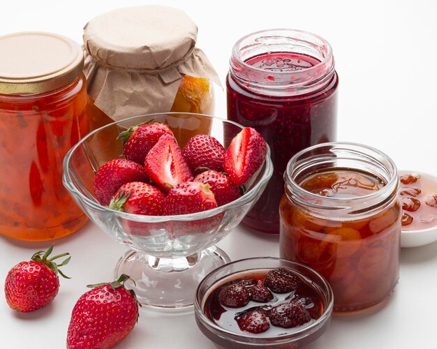 Arrangement avec pots de confiture et fraises