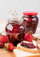 Photo gratuite arrangement avec pots de confiture de fraises