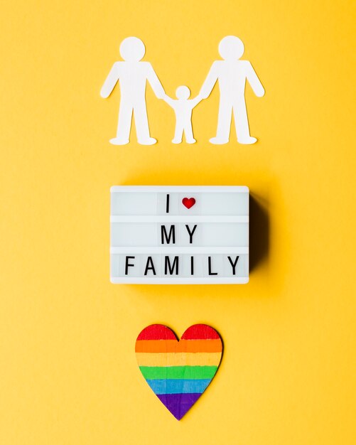 Arrangement pour le concept de famille lgbt sur fond jaune