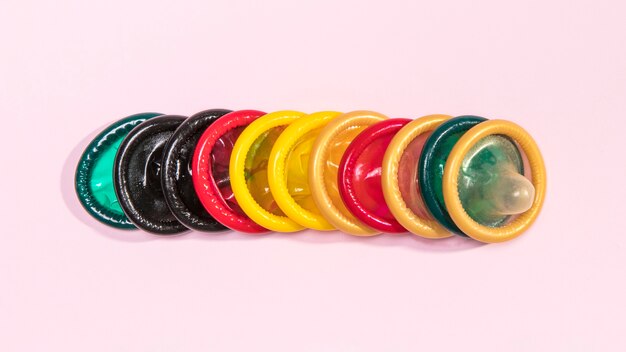 Arrangement avec des préservatifs de couleurs différentes