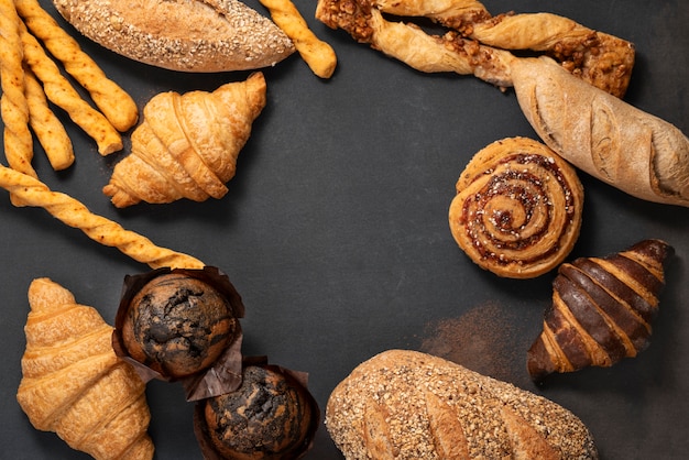 Photo gratuite arrangement de produits de boulangerie végétaliens à plat