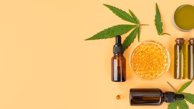 Arrangement de produits de cannabis biologique avec espace copie