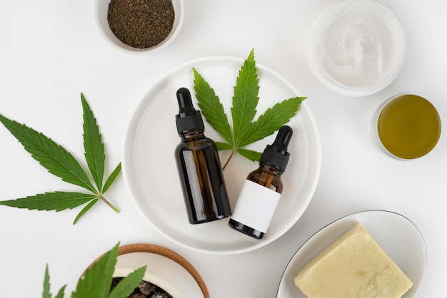 Photo gratuite arrangement de produits de cannabis biologique