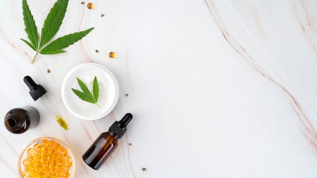 Photo gratuite arrangement de produits de cannabis biologique