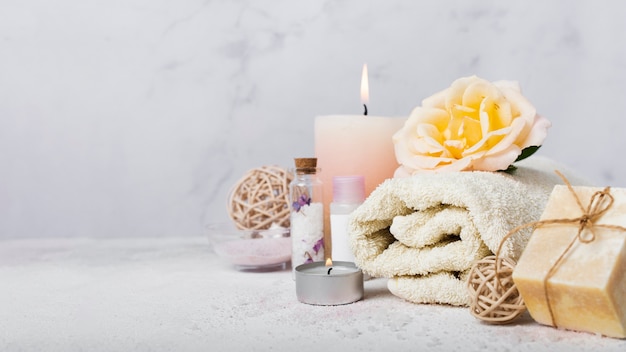 Arrangement avec des produits pour le bain