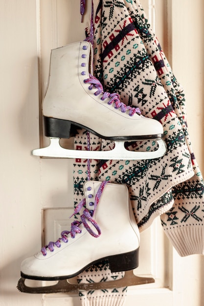 Arrangement avec pull et patins à glace suspendus