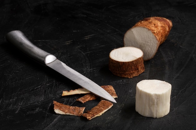 Arrangement de racines de manioc nutritives tranchées