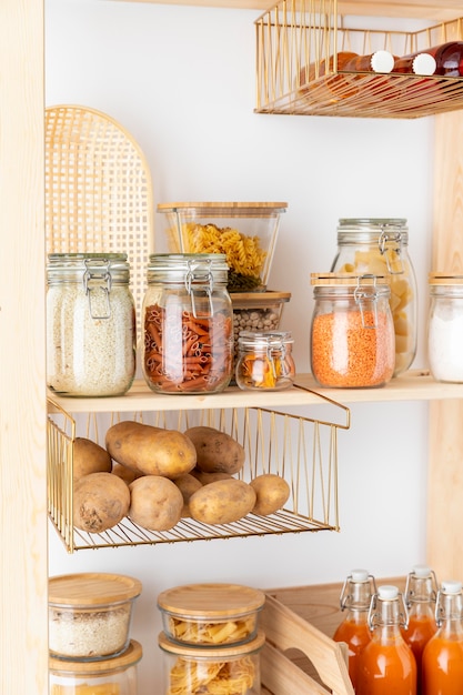 Photo gratuite arrangement avec des récipients en verre alimentaire